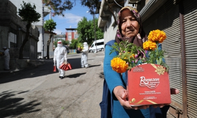 Büyükşehir'den ramazan bayramı öncesi 10 bin haneye hediye paketi