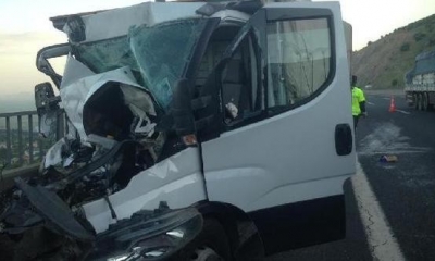 TIR’a çarpan kamyonun sürücüsü ağır yaralandı